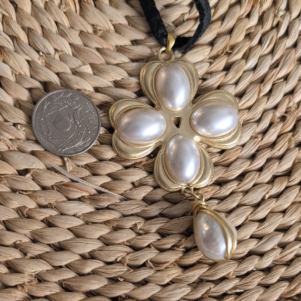 Iconic Gold and Pearl Pendant Necklace